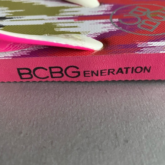 New BCBG Generation flip flops size 7 - Picture 2 of 4